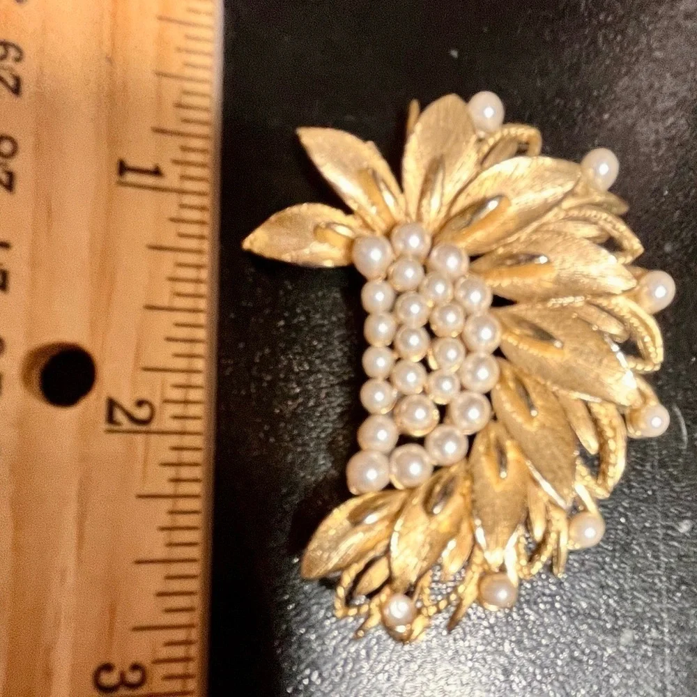 Vintage Gold Faux Pearl Leaf Brooch Pin Mid Century Modern MCM Grannycore 2”